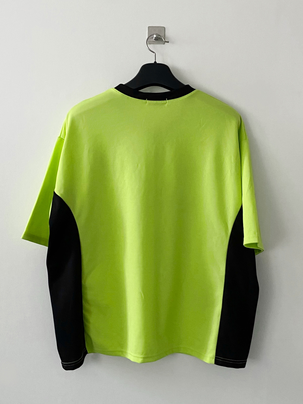 반팔 티셔츠 올리브 색상 이미지-S2L4